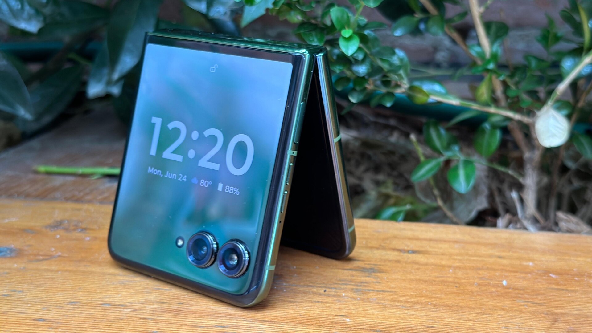 Das Razr+ schiebt den Bildschirm bis an den äußersten Rand.