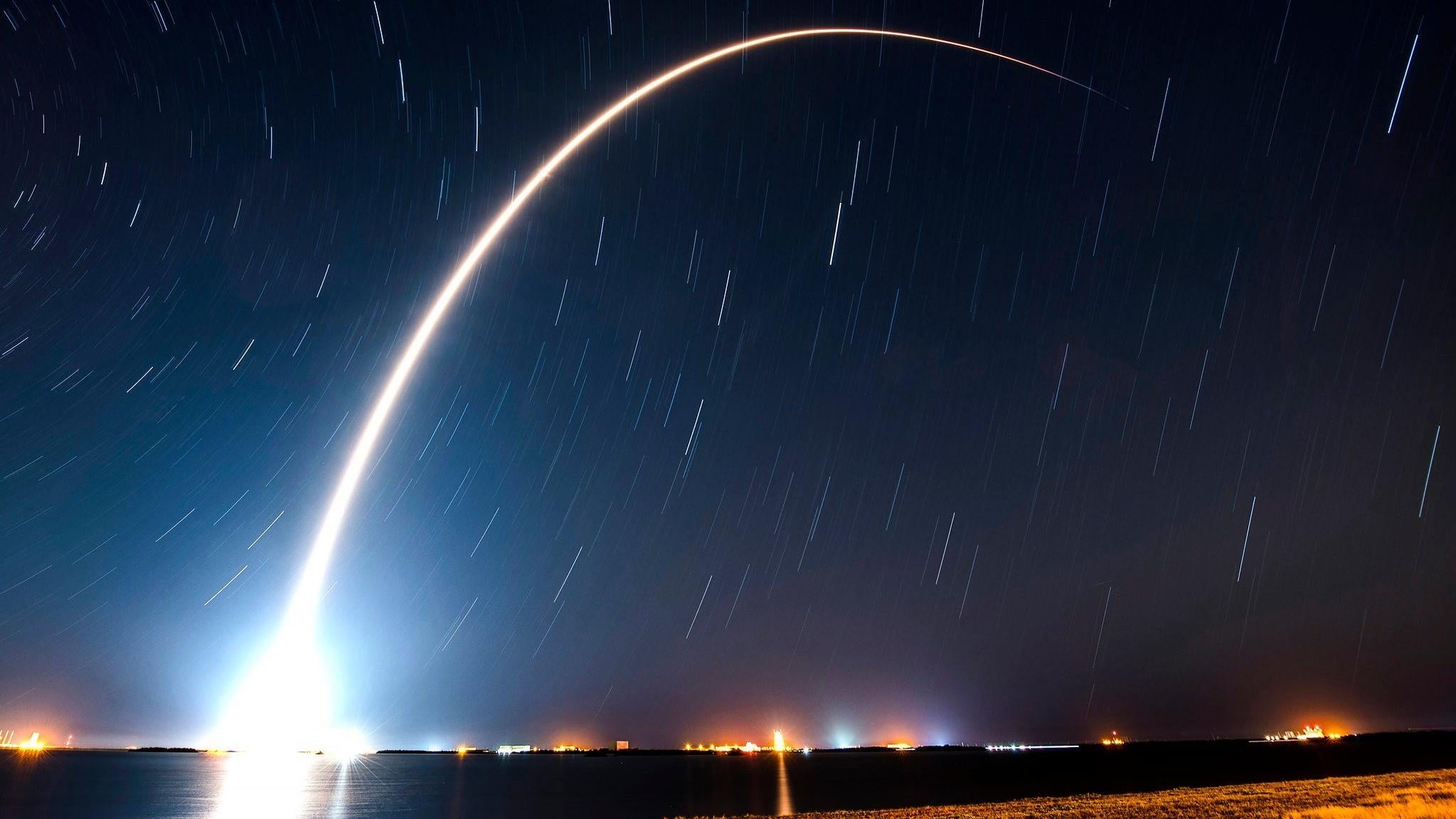 SpaceX will eine Internet-Konstellation aus 42.000 Satelliten in erdnaher Umlaufbahn aufbauen.