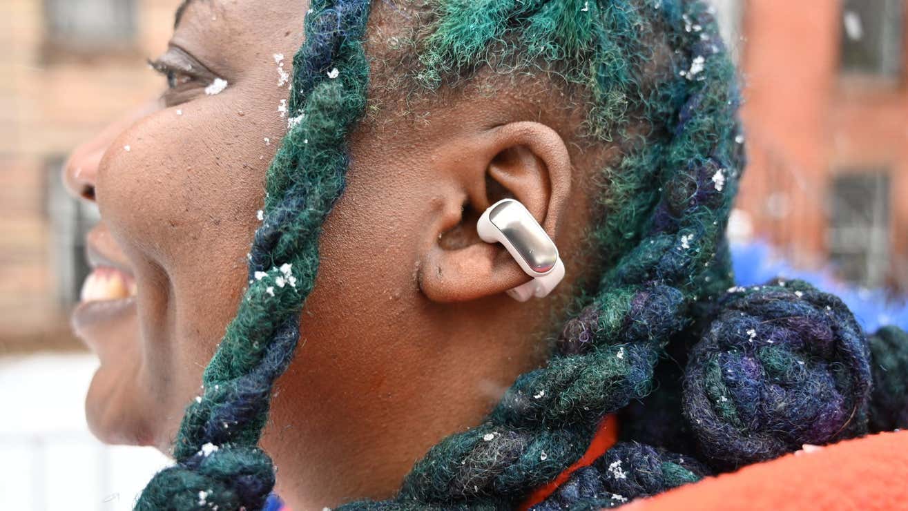 Die Bose Ultra Open-Kopfhörer werden an Ihrem Ohrknorpel befestigt.