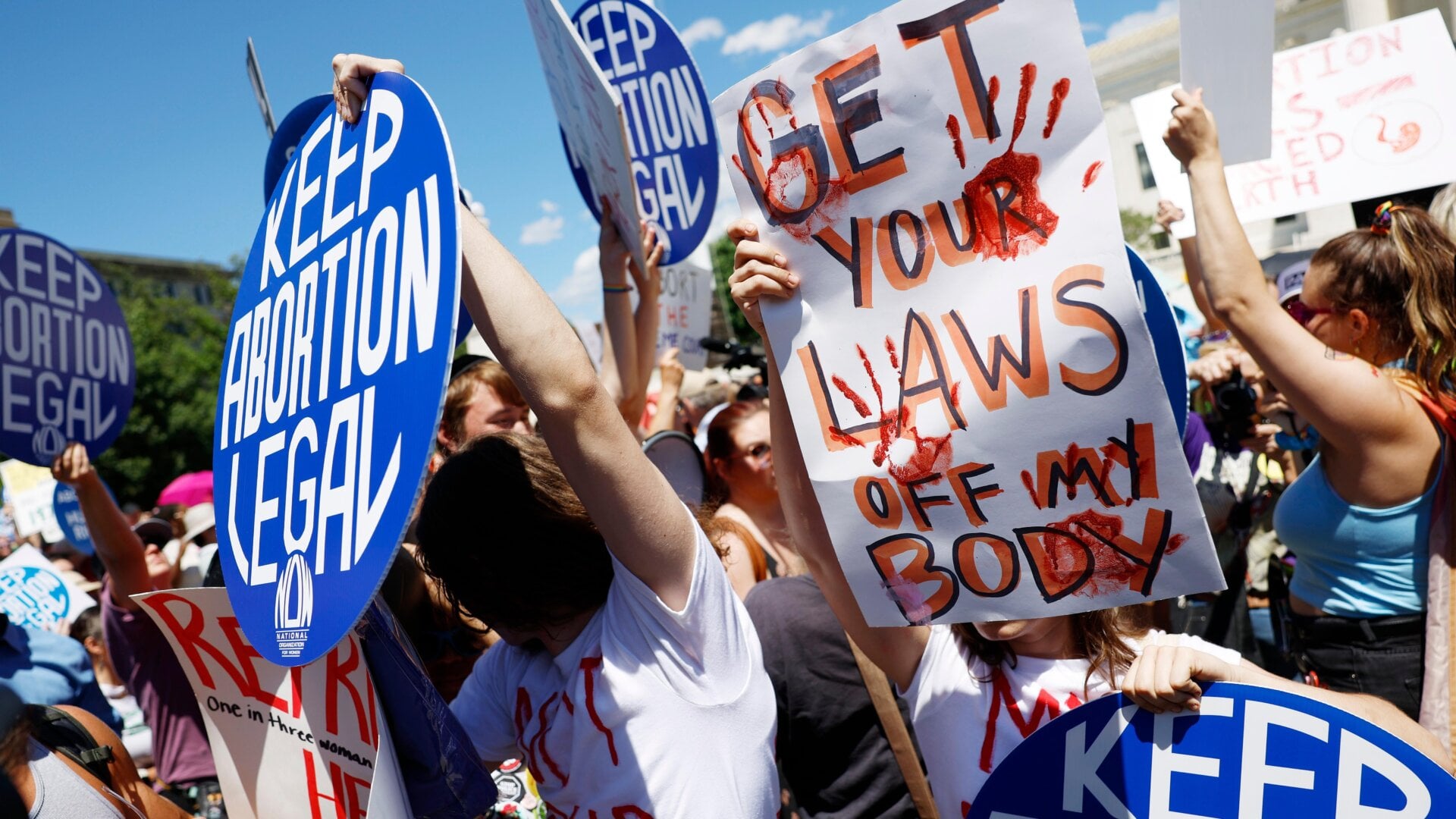 Befürworter des Abtreibungsrechts nehmen am 24. Juni 2024 an einem Protest vor dem Gebäude des Obersten Gerichtshofs der USA in Washington, D.C. teil.