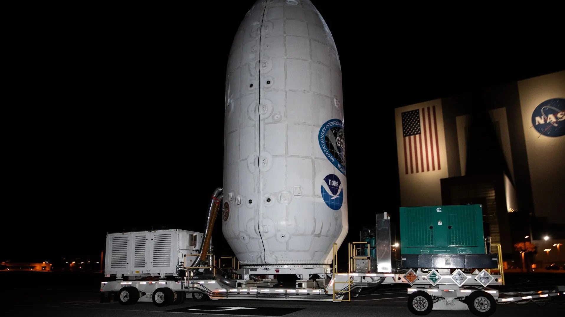 Der Satellit GOES-U wird von der Einrichtung von Astrotech Space Operations zum Hangar von SpaceX im Launch Complex 39A im Kennedy Space Center der NASA in Florida transportiert.
