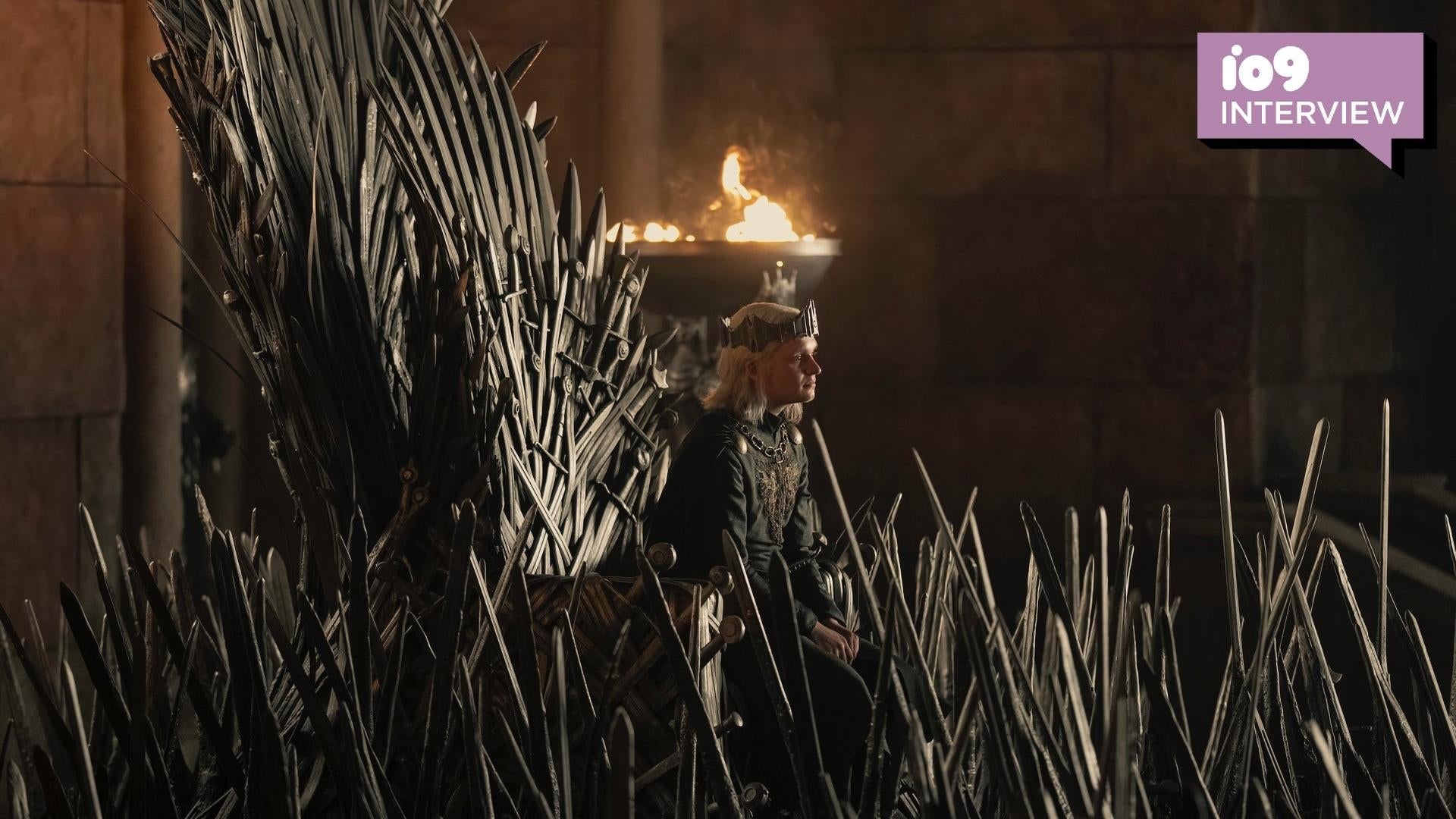 König Aegon II (Tom Glynn-Carney) sitzt in der zweiten Staffel von Haus des Drachen.