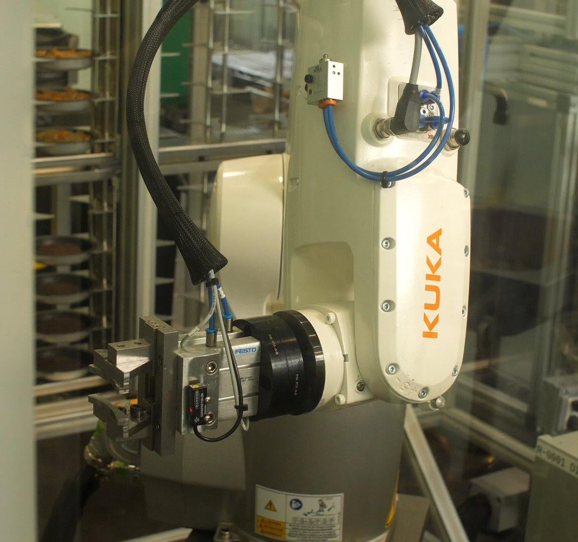 Dieser Roboterarm ist bei Kernel im Ofendienst.