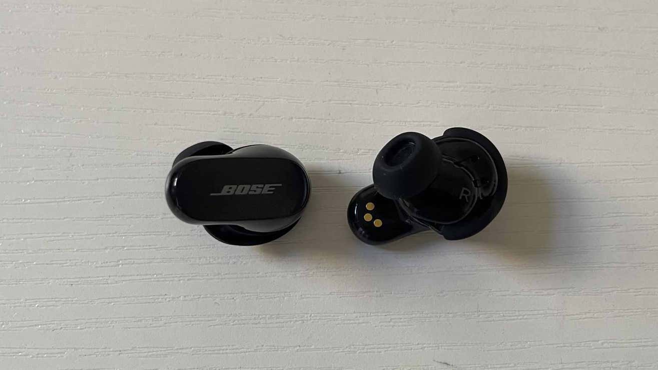 Bose QuietComfort II-Kopfhörer mit ihren geräuschunterdrückenden Silikon-Aufsätzen.