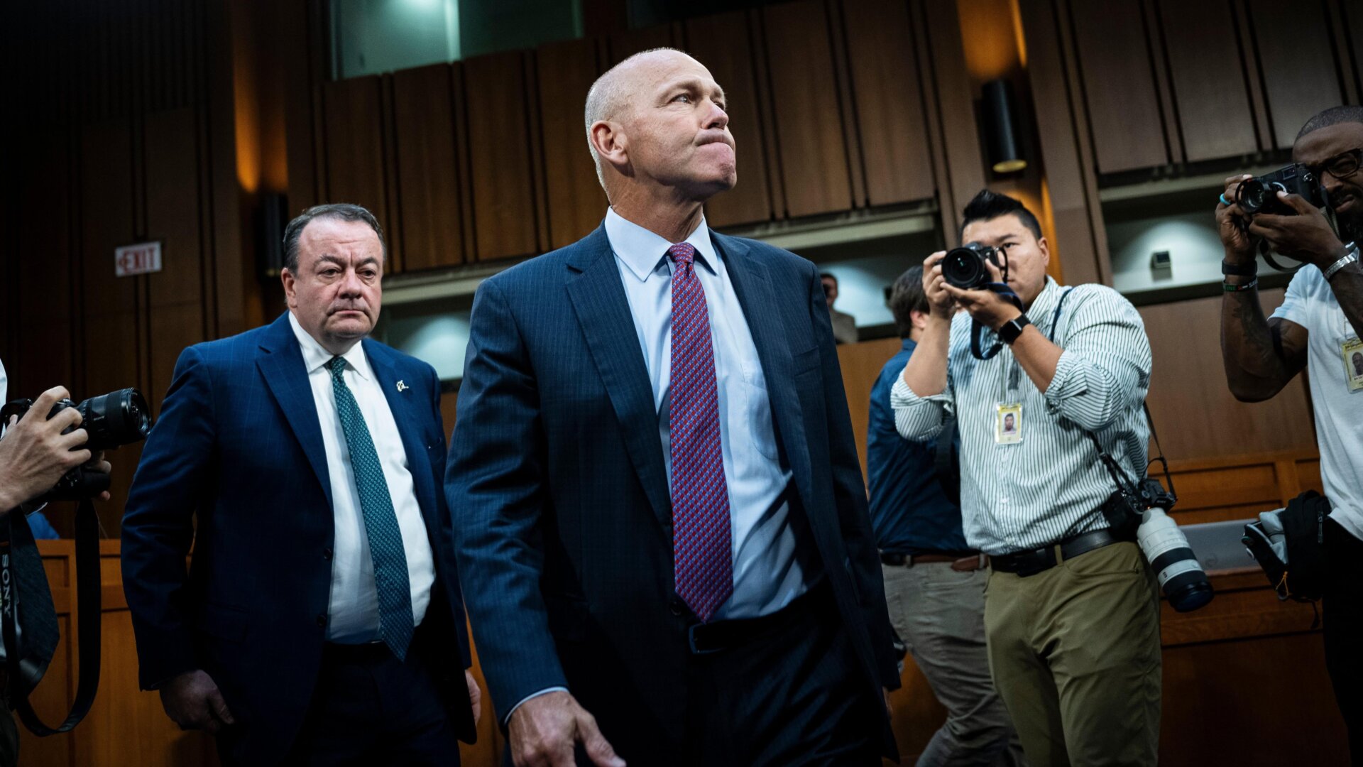 Boeing-CEO Dave Calhoun, Mitte, kommt zu einer Anhörung des Ständigen Unterausschusses für Untersuchungen des Senats für Innere Sicherheit und Regierungsangelegenheiten am 18. Juni 2024 in Washington, D.C. an.