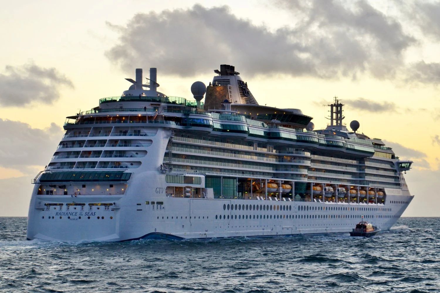 Das Kreuzfahrtschiff Radiance of the Seas verlässt 2015 den Hafen von Fremantle, Westaustralien.