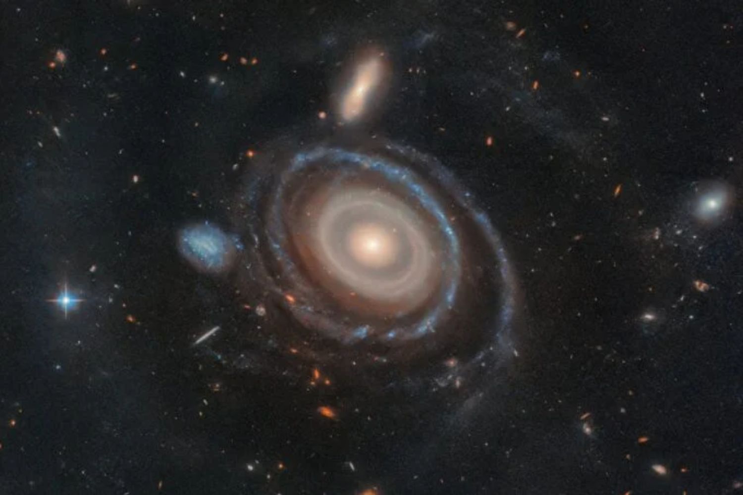 Ein Blick auf LEDA 1313424, die Bullseye-Galaxie, aufgenommen von Hubble.