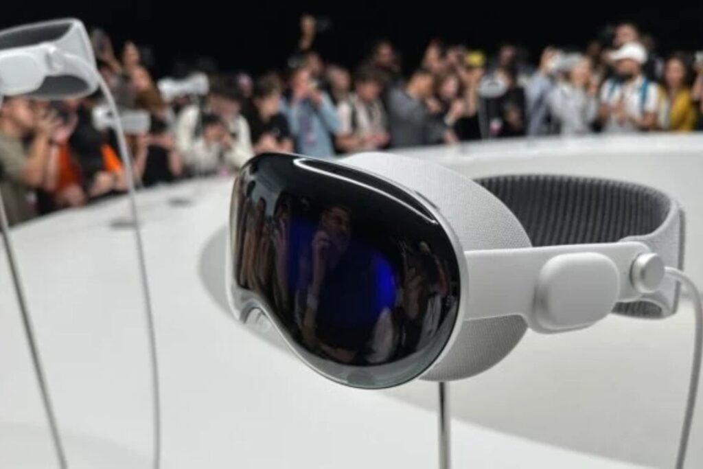 Apple Vision Pro Headset Auf Einer Präsentation Vor Publikum Ausgestellt