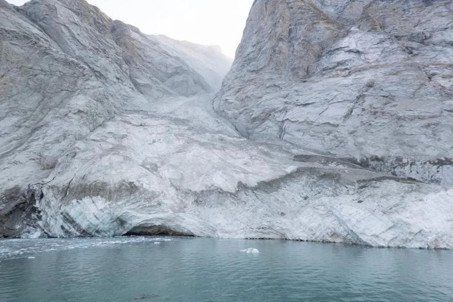 Auf diesem Foto, das drei Tage später aufgenommen wurde, sind die Nachwirkungen eines massiven Erdrutschs am 16. September 2023 in einem grönländischen Fjord zu sehen.