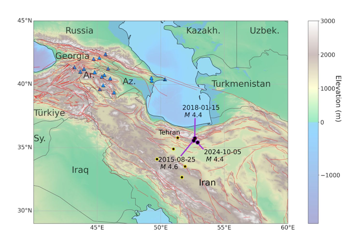 Die schwarzen und violetten Punkte weisen auf den Ort des Erdbebens von 2024 sowie der beiden vorherigen Beben hin. Dreiecke markieren die Seismometer, mit denen das Team das Erdbeben von 2024 untersuchte. Iranische Nuklearanlagen sind mit gelben und schwarzen Punkten gekennzeichnet und rote Linien markieren Störungszonen.
