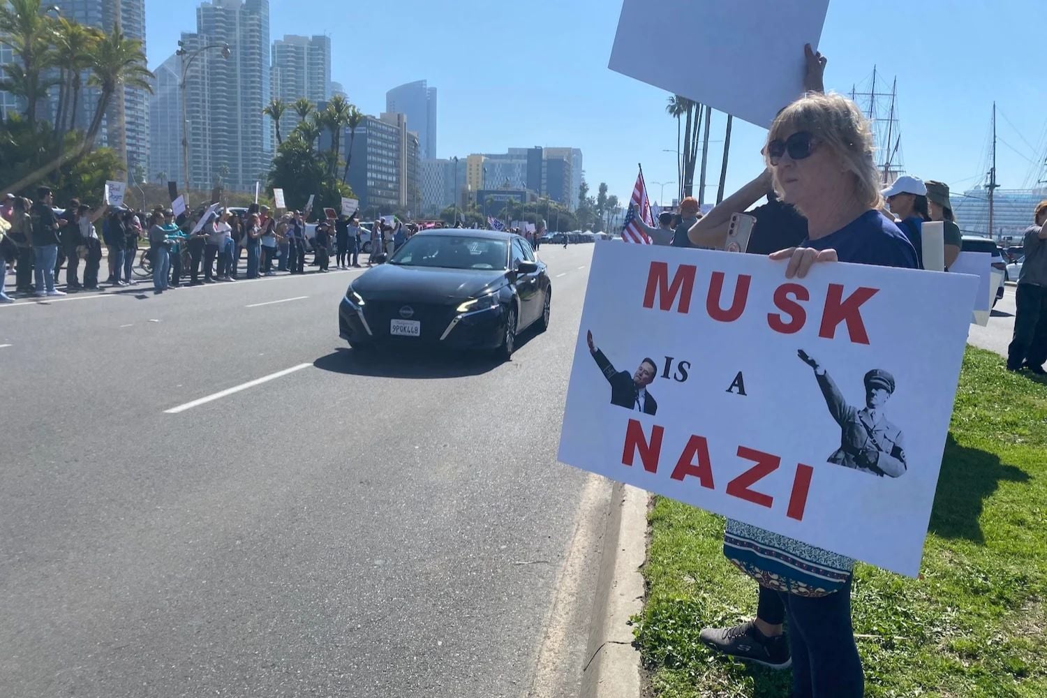 Ein Demonstrant hält ein Schild mit der Aufschrift "Musk ist ein Nazi" bei einem Protest am 17. Februar 2025 in San Diego, Kalifornien.