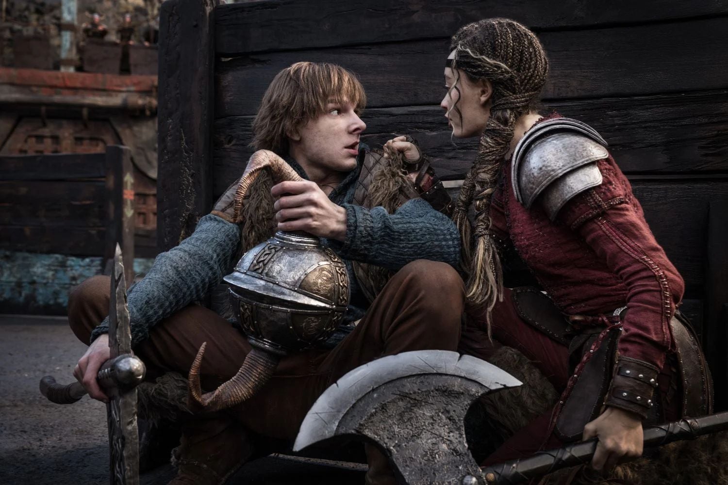 Mason Thames und Nico Parker als Hicks und Astrid in Drachenzähmen leicht gemacht.