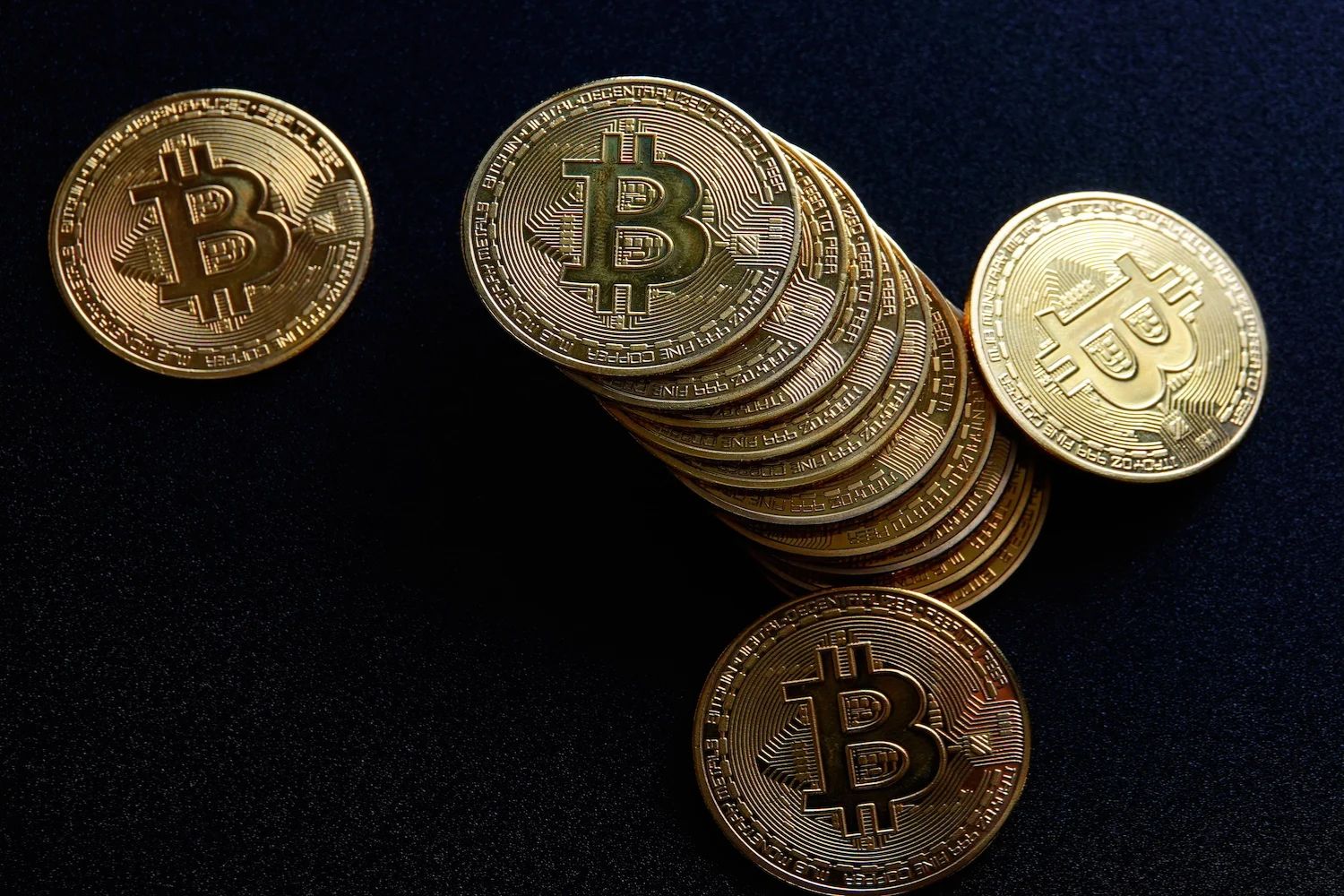 Ein Stapel Goldmünzen mit dem Bitcoin-Symbol