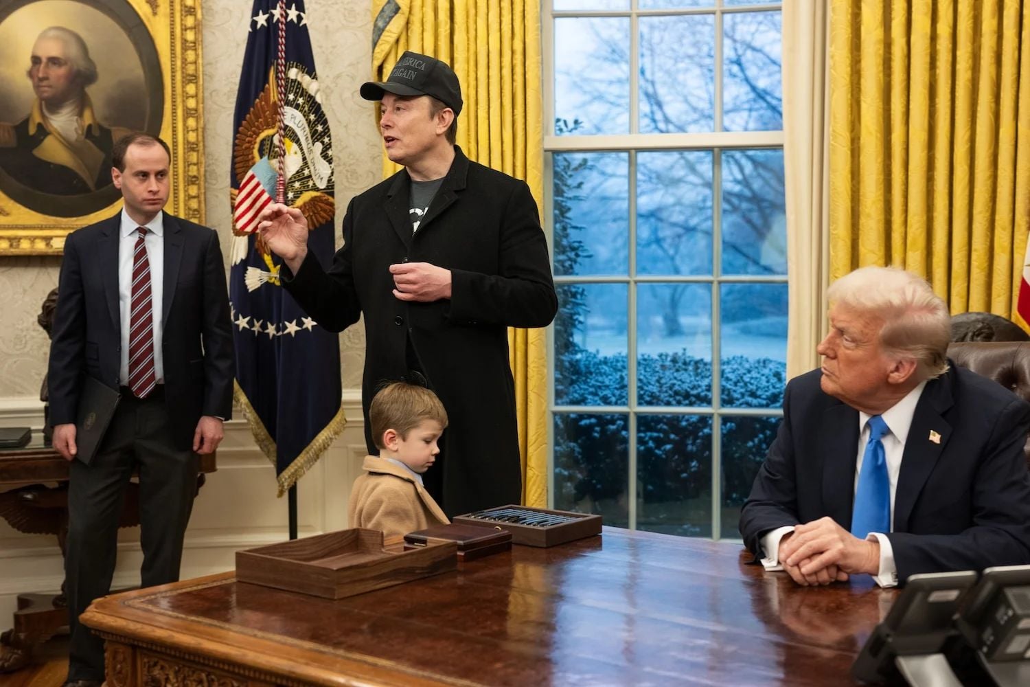 Der persönliche Sekretär des Weißen Hauses Will Scharf (links), Elon Musk und sein Kind X sowie Donald Trump im Oval Office am 11. Februar 2025.