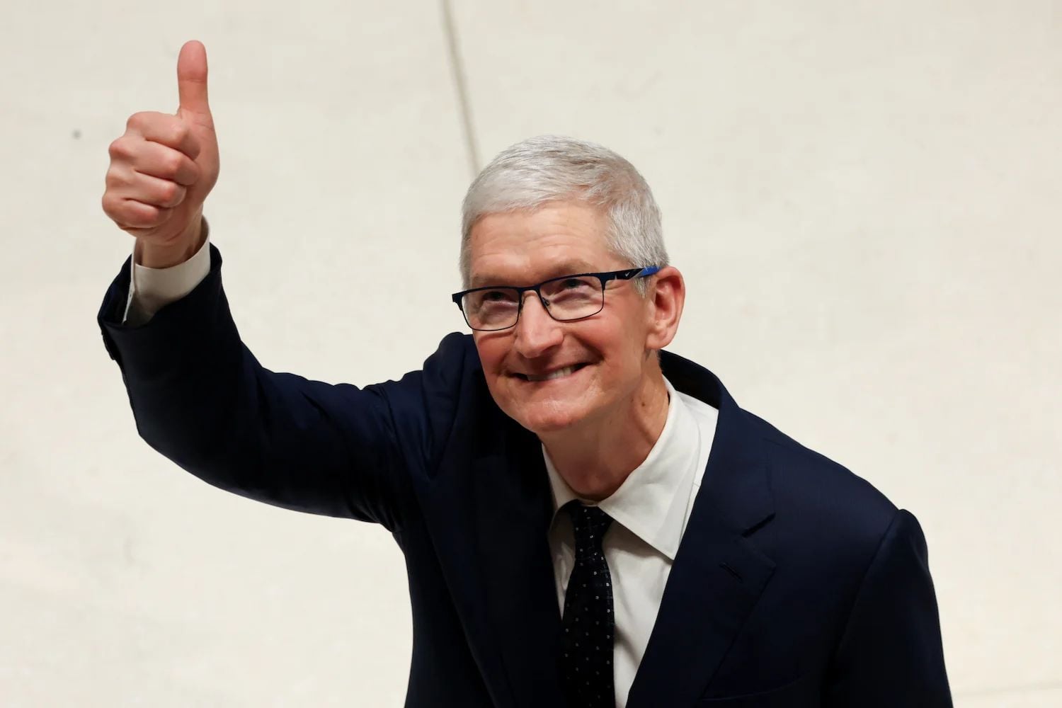 LONDON, ENGLAND - 12. DEZEMBER: Tim Cook, CEO von Apple, gibt während einer Tour durch die Apple-Zentrale am 12. Dezember 2024 in London, England, einen Daumen nach oben. Der König wird mit Apple-Mitarbeitern interagieren, um mehr über deren Arbeit und Beiträge sowohl zur Technologiebranche als auch zur breiteren Gemeinschaft zu erfahren, bevor er die Gelegenheit hat, mit ihnen über ihre persönlichen Leistungen zu sprechen.