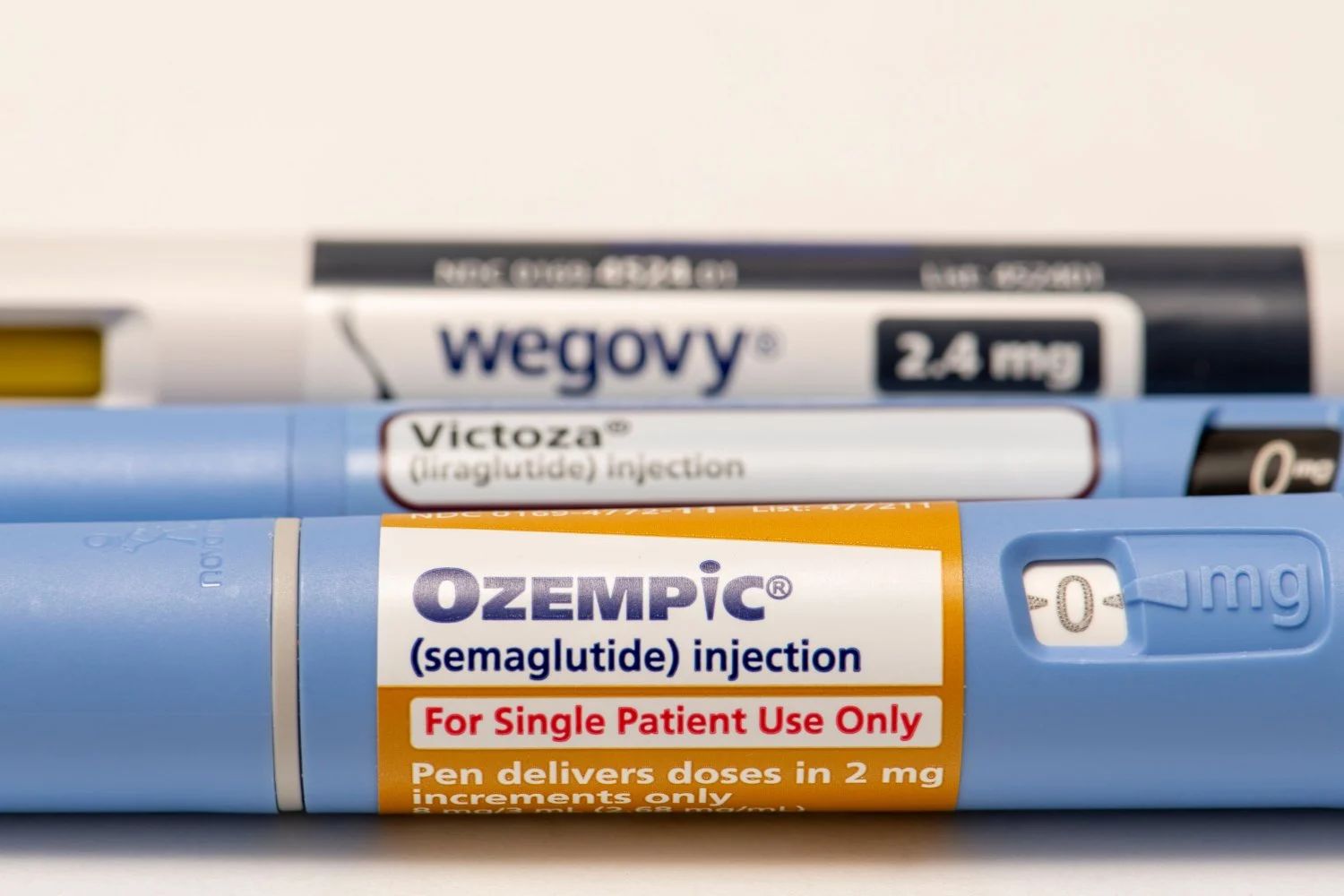 Die GLP-1RA-Medikamente Wegovy, Victoza und Ozempic.