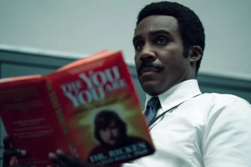 Mr. Milchick (trammell Tillman) Blättert Durch Rickens Buch.