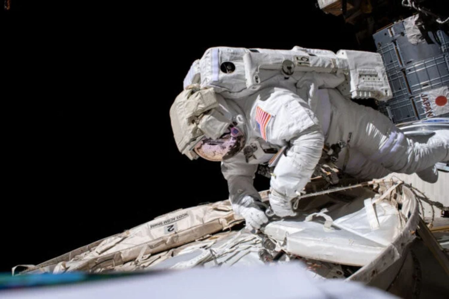 Ein NASA-Astronaut bei einem Weltraumspaziergang außerhalb der ISS.