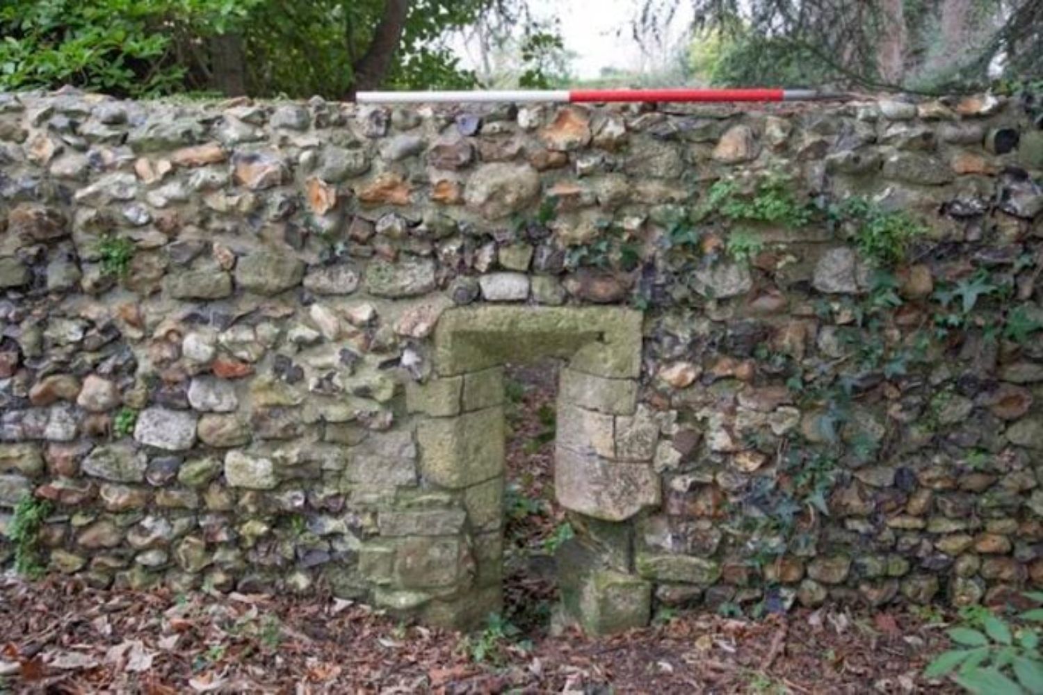 Teil Eines Gebäudes In Bosham, Das Archäologen Kürzlich Als Mittelalterlich Identifizierten, Am Standort Von Harolds Herrenhaus.