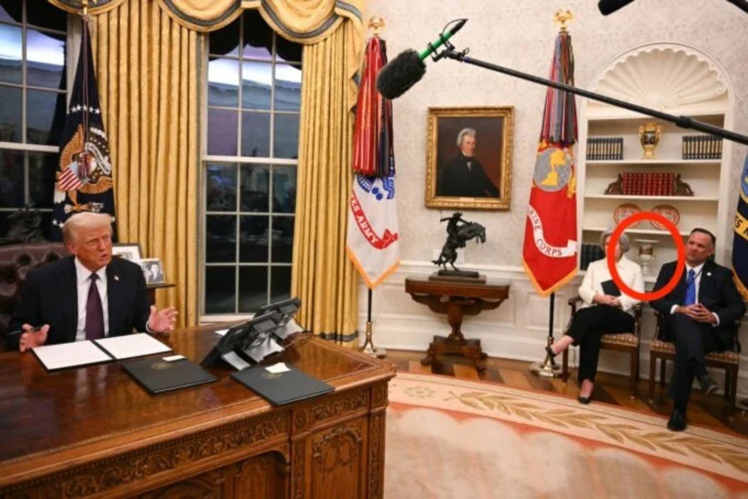 Die Stabschefin des Weißen Hauses, Susie Wiles, und der stellvertretende Stabschef, Dan Scavino, beobachten, wie Präsident Donald Trump am 20. Januar 2025 im Oval Office zu Journalisten spricht.