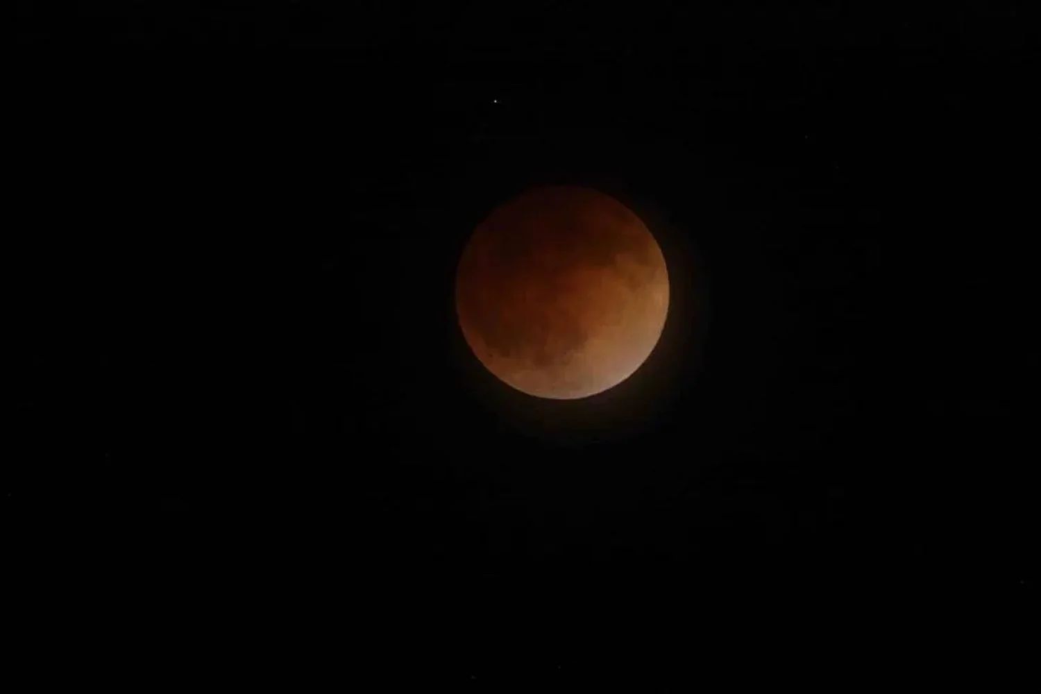 Der Mond erscheint rot, während er in den Schatten der Erde eintritt.