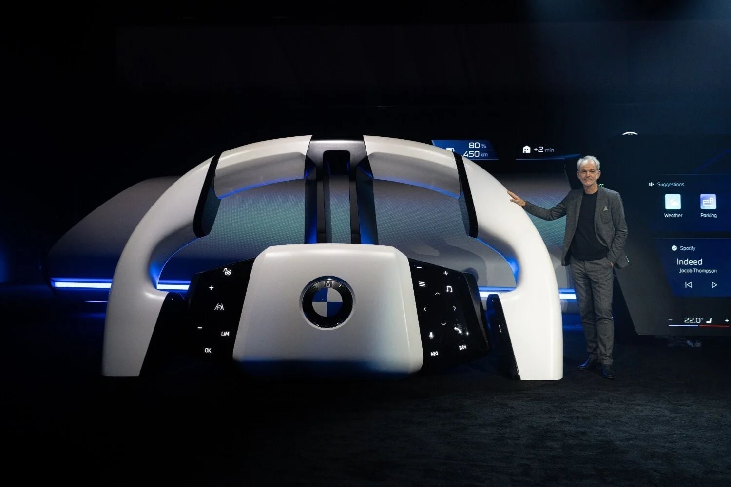 Senior Vice President of BMW Group Design Adrian van Hooydonk präsentierte das Panoramic iDrive auf der CES 2025.