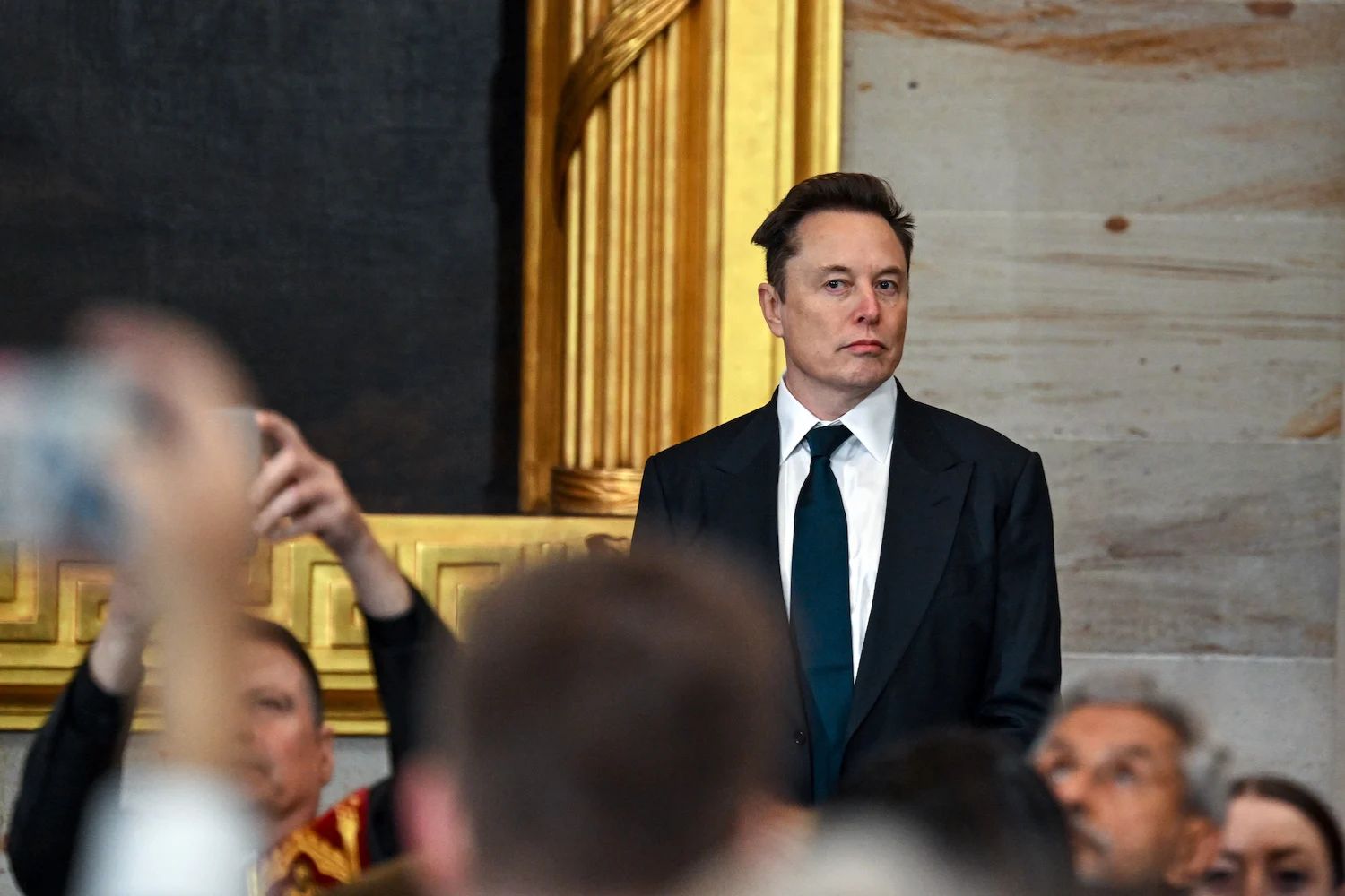 Elon Musk steht vor einer Menschenmenge.