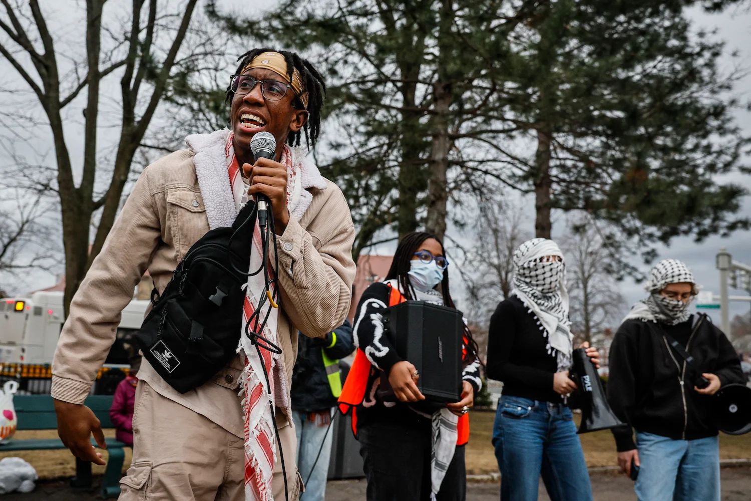 Mehr als 100 protestieren gegen den Besuch des ehemaligen israelischen Premierministers im Harvard Business School Club.
