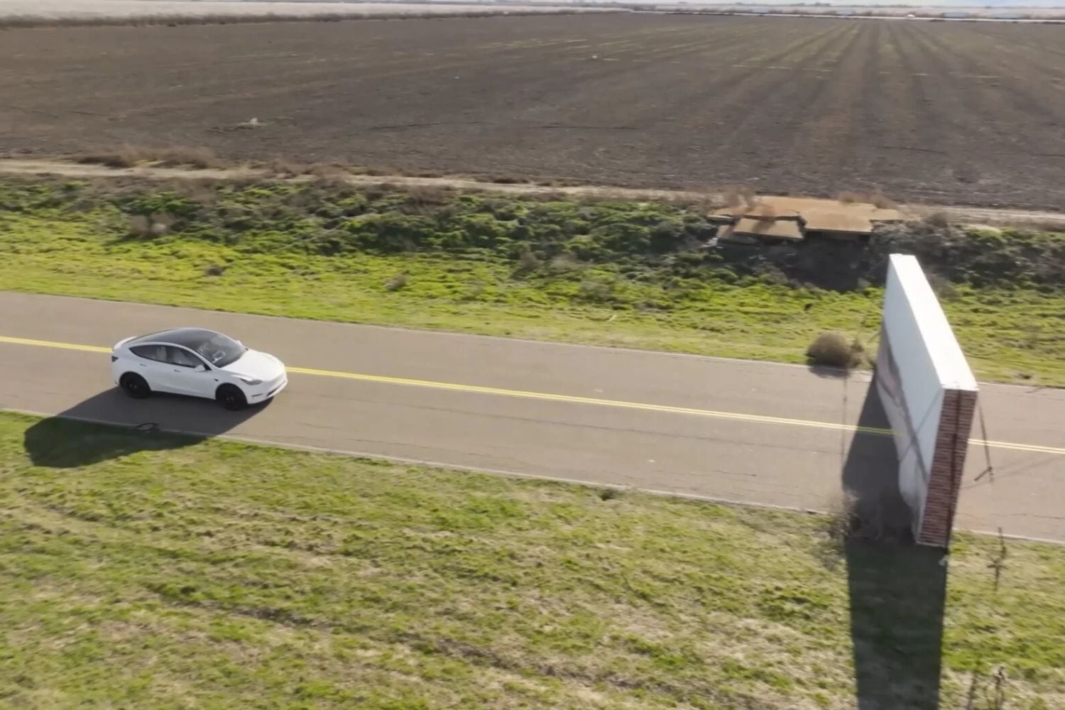 Ein Tesla fährt auf eine Wand zu, die als Straße getarnt ist.
