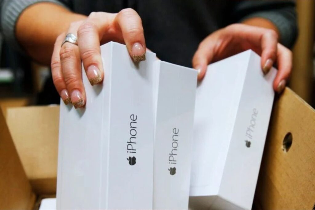 Apple-Zulieferer warnt: Trump-Zölle könnten in den USA bald für leere Regale sorgen