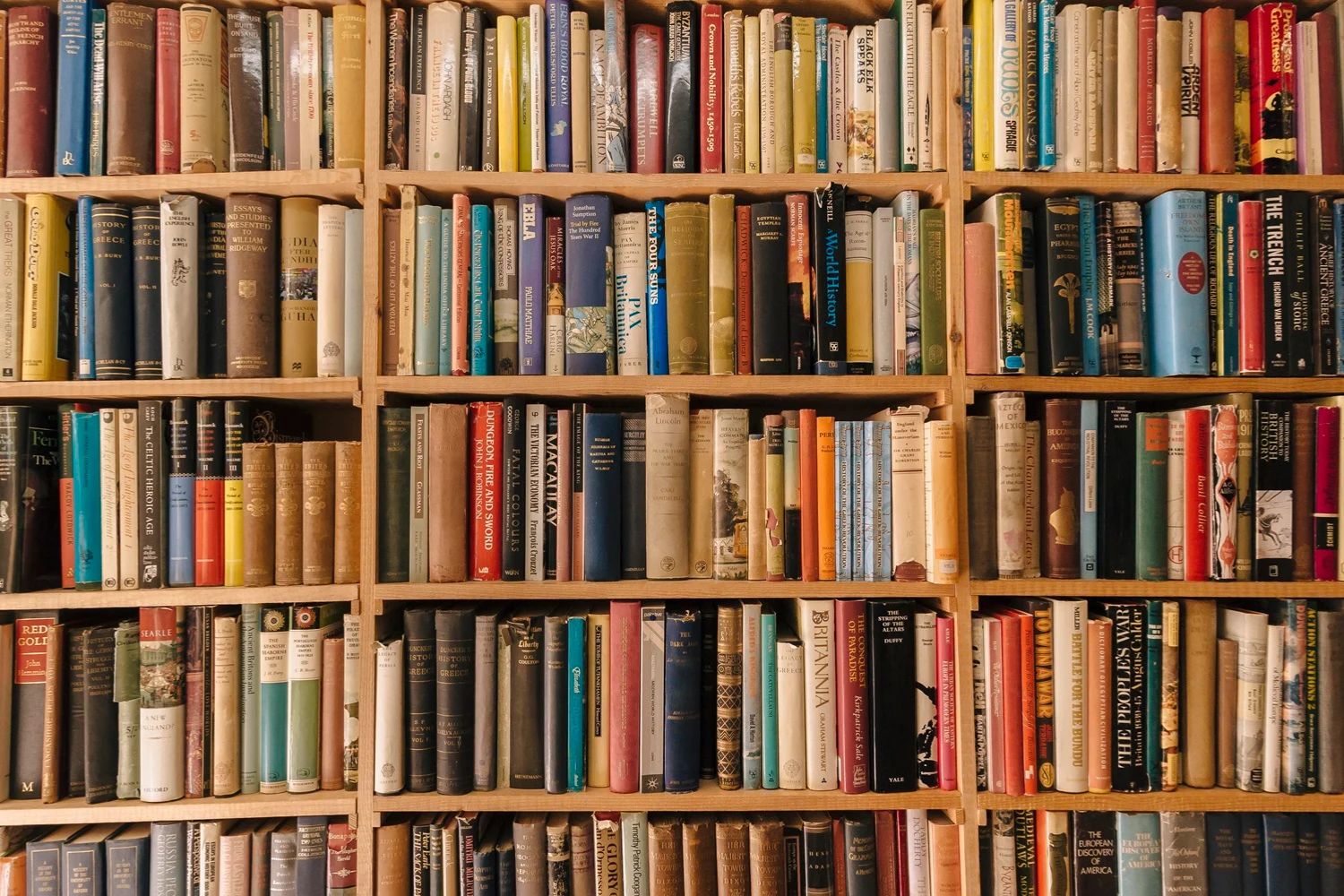 Bücherregale voller gebundener Bücher