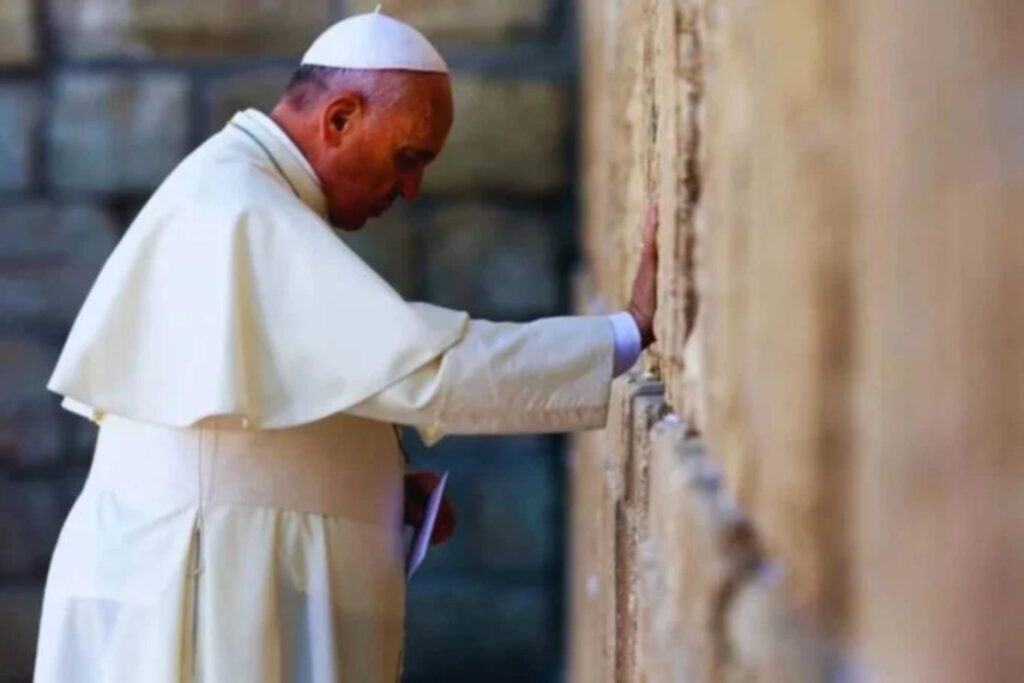 Papst ohne Gehalt: Wie Franziskus mit Bescheidenheit Zeichen setzte