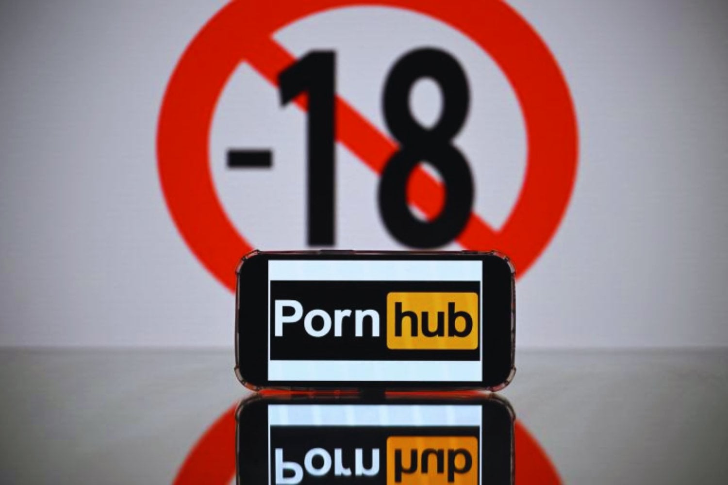 Pornhub unter der Lupe: Ist die Plattform legal oder riskieren Nutzer eine Straftat?