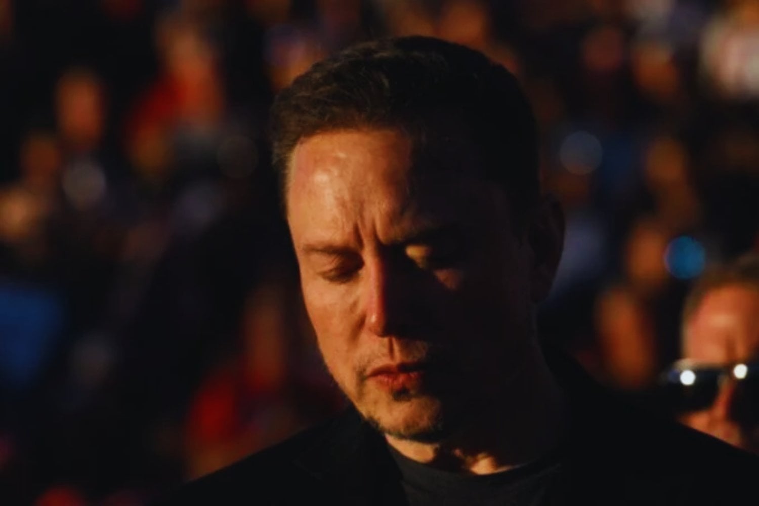 Musk kehrt zu Tesla zurück – Politikpause nach Gewinneinbruch und Kritik an seinem Führungsstil