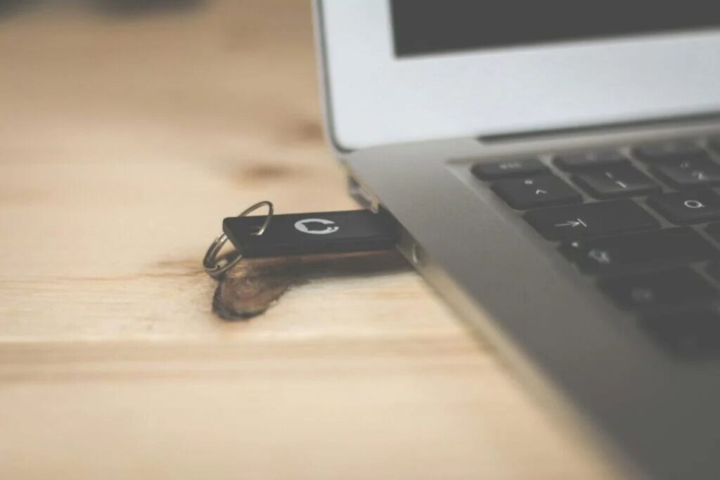 Kaufte 12 günstige USB-Sticks im Internet, entdeckte etwas Alarmierendes und erschuf ein kostenloses Tool, um alle zu schützen