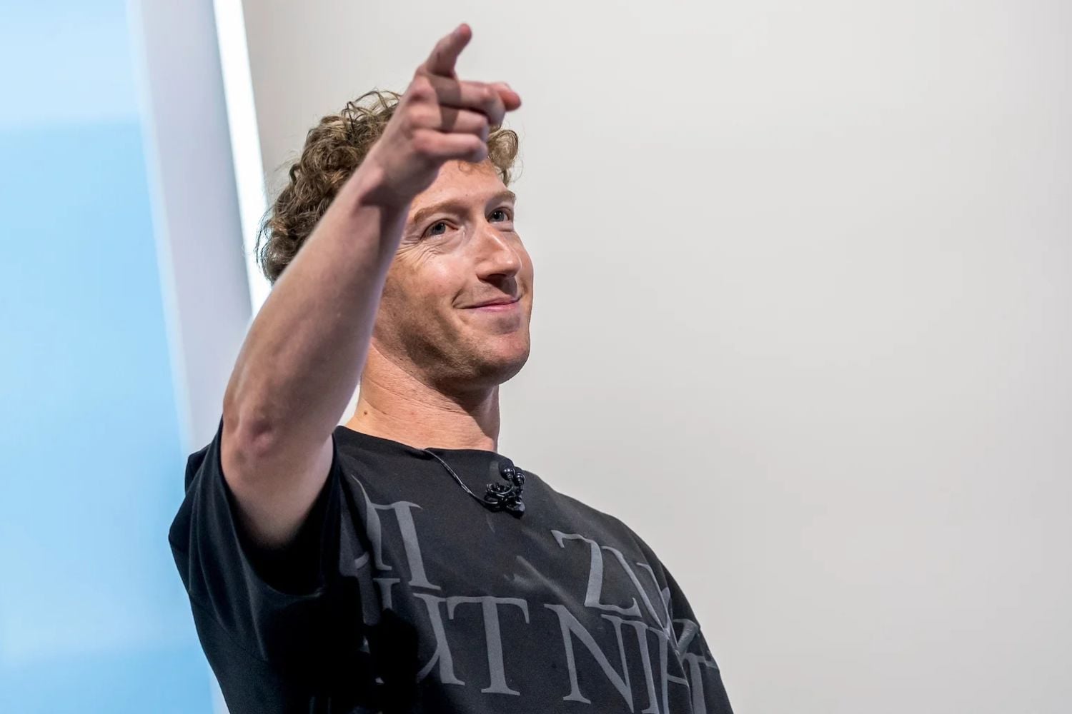 Mark Zuckerberg, CEO von Meta Platforms Inc., während der Meta Connect-Veranstaltung in Menlo Park, Kalifornien, USA, am Mittwoch, den 25. September 2024. Meta Platforms Inc. stellte sein erstes Paar von Augmented-Reality-Brillen vor, die eine kombinierte Ansicht der digitalen und physischen Welt zeigen – ein entscheidender Schritt in der Zielsetzung des CEO Mark Zuckerberg, eines Tages eine kabellose Alternative zum Smartphone anzubieten.