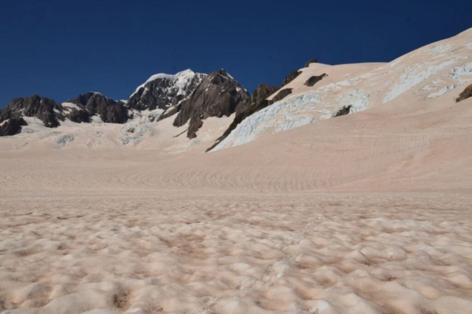 Forscher erklären, warum die Südalpen von Aotearoa (Neuseeland) während des Sommers 2019–2020 auf der Südhalbkugel rot wurden.