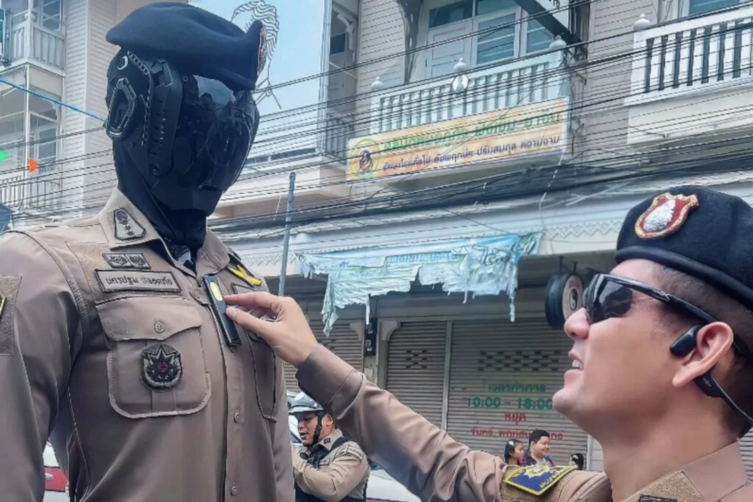 Thailand präsentiert seinen ersten Polizeiroboter mit künstlicher Intelligenz: Was er kann und warum er umstritten ist