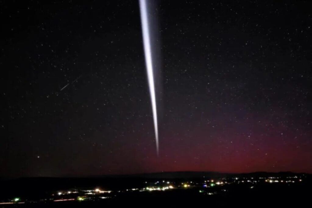 Ein weißer Streifen zog über den Himmel – niemand wusste, was es war: Jetzt ist es geklärt