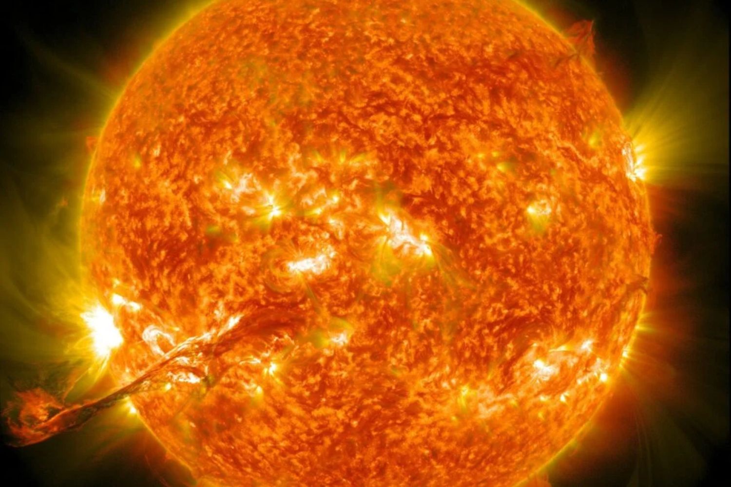Sonnenalarm: Extremsturm könnte Kommunikation, Navigation und Stromversorgung weltweit stören