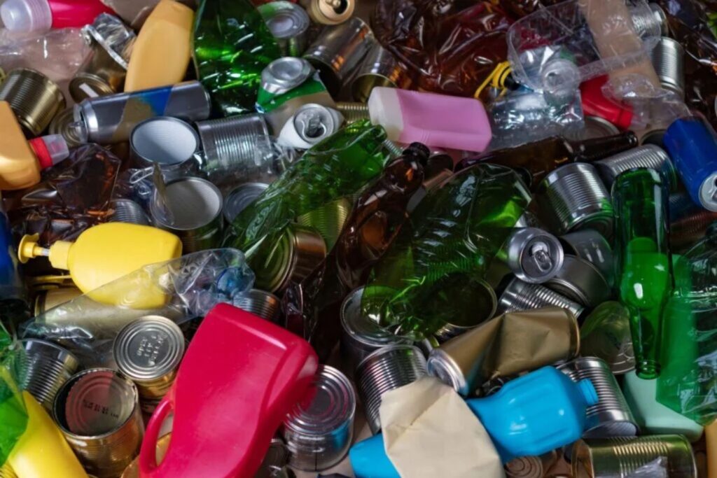 Der größte Betrug der Geschichte: Wie der Mythos vom Kunststoffrecycling Milliarden Leben gefährdet hat
