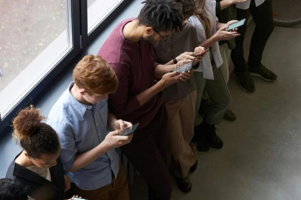 Wenn soziale Netzwerke bestimmen: Die verborgene Seite der digitalen Welt der Jugendlichen