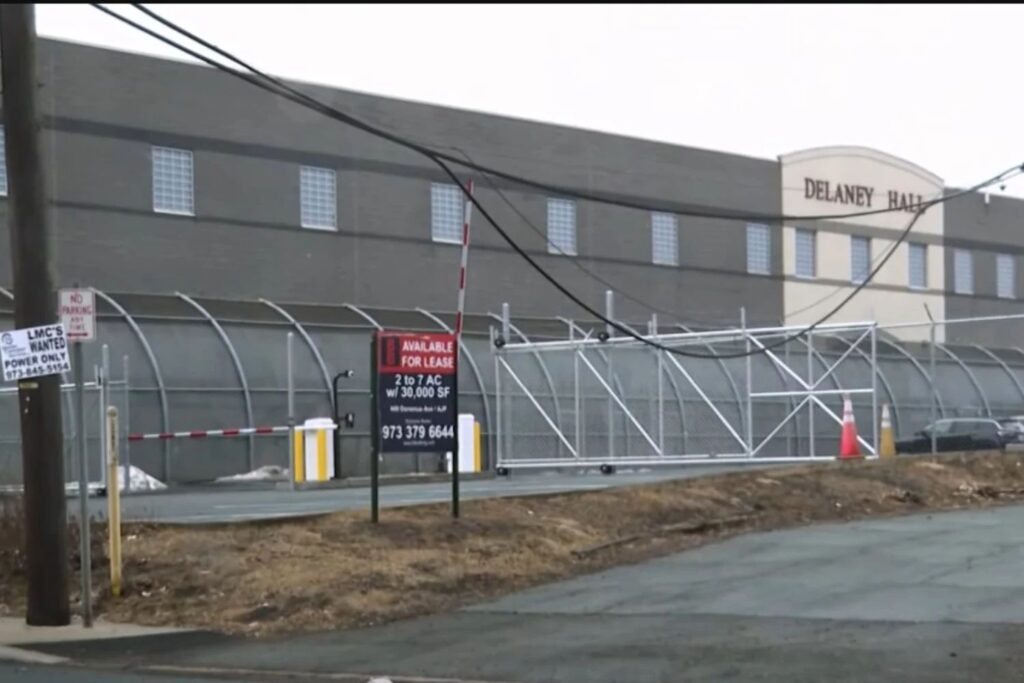 Das neue Internierungszentrum in Newark: Was hinter seinen Mauern passiert (und was niemand erzählt)