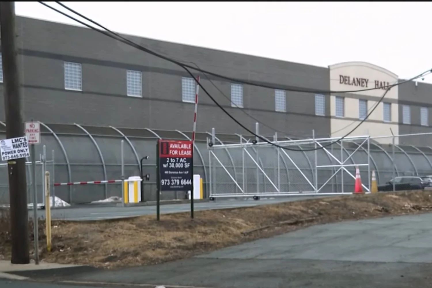 Das neue Internierungszentrum in Newark: Was hinter seinen Mauern passiert (und was niemand erzählt)