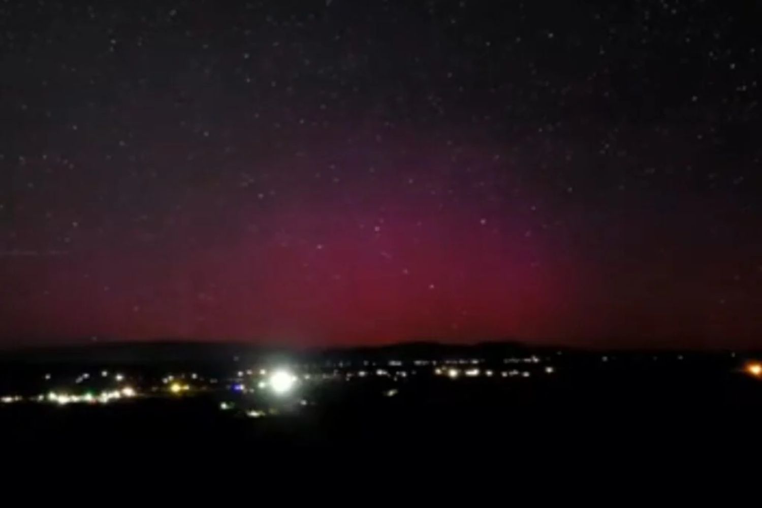 Ein weißer Streifen zog über den Himmel – niemand wusste, was es war: Jetzt ist es geklärt