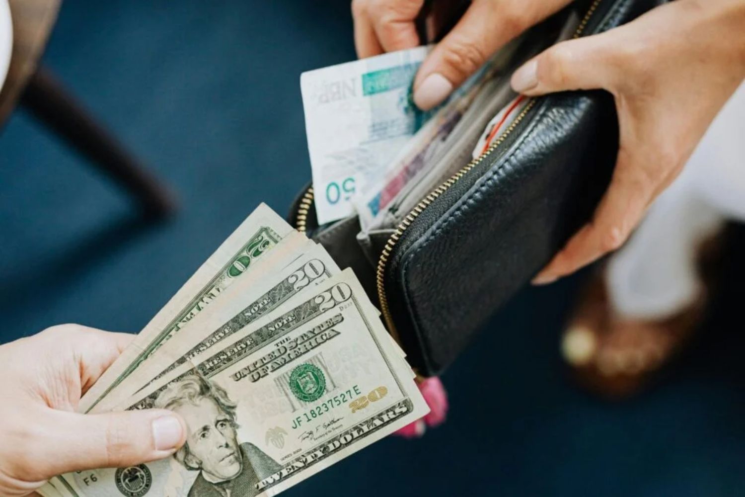 Ein stiller Wandel? Warum der Dollar als weltweite Leitwährung ins Wanken geraten könnte
