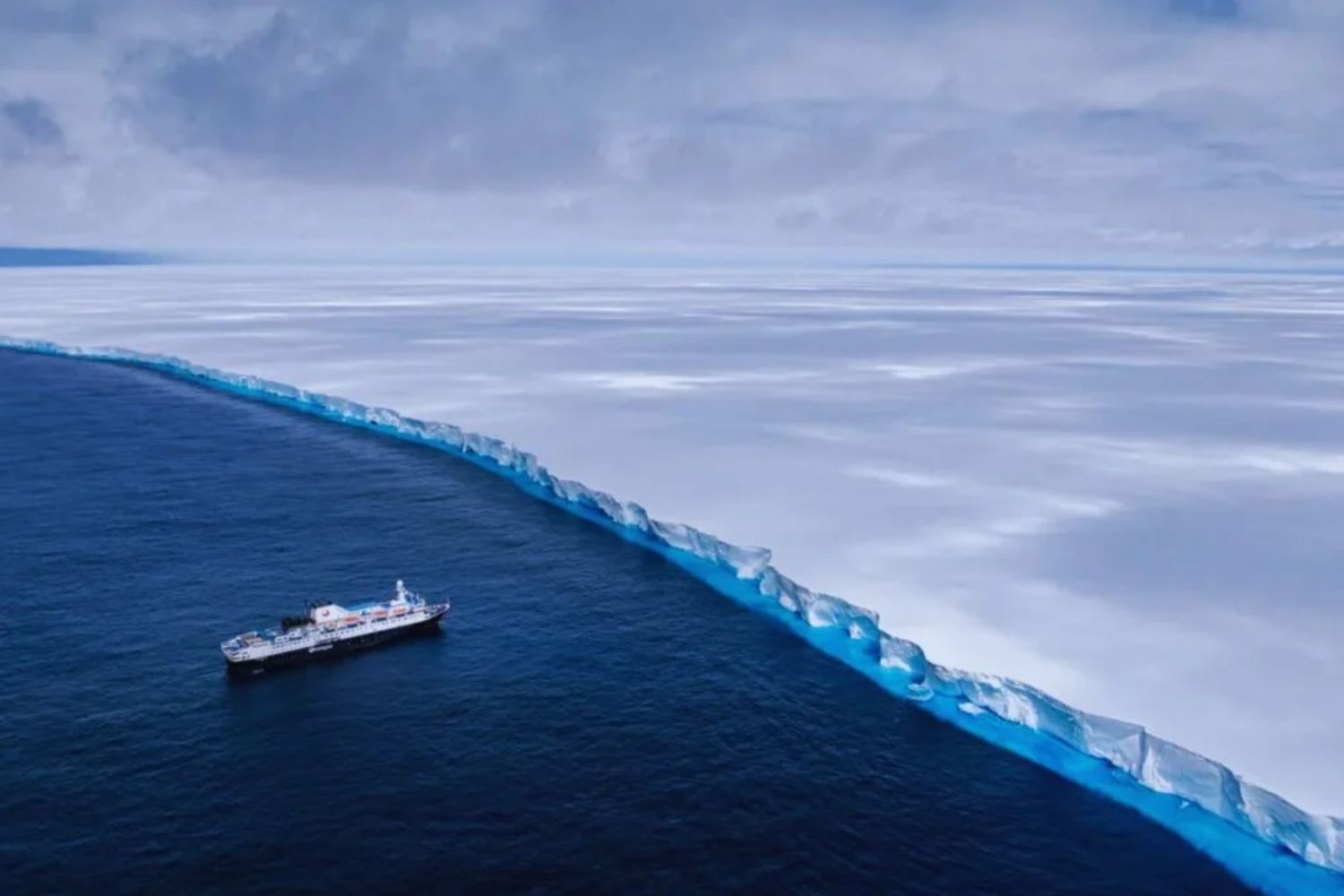 Der zerfallende Koloss: Der größte Eisberg der Welt bricht auseinander und bedroht das Leben in der Antarktis