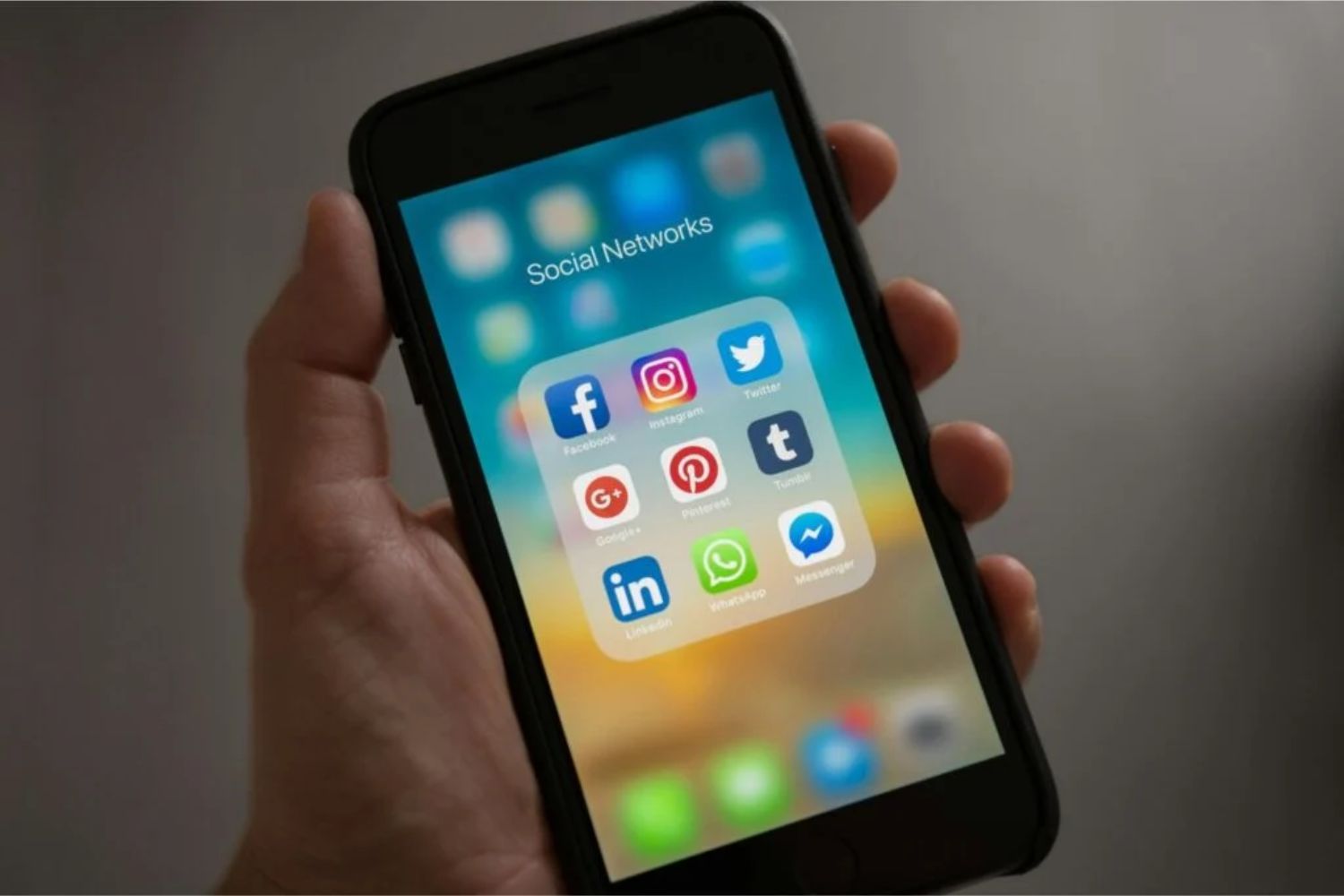 Wenn soziale Netzwerke bestimmen: Die verborgene Seite der digitalen Welt der Jugendlichen