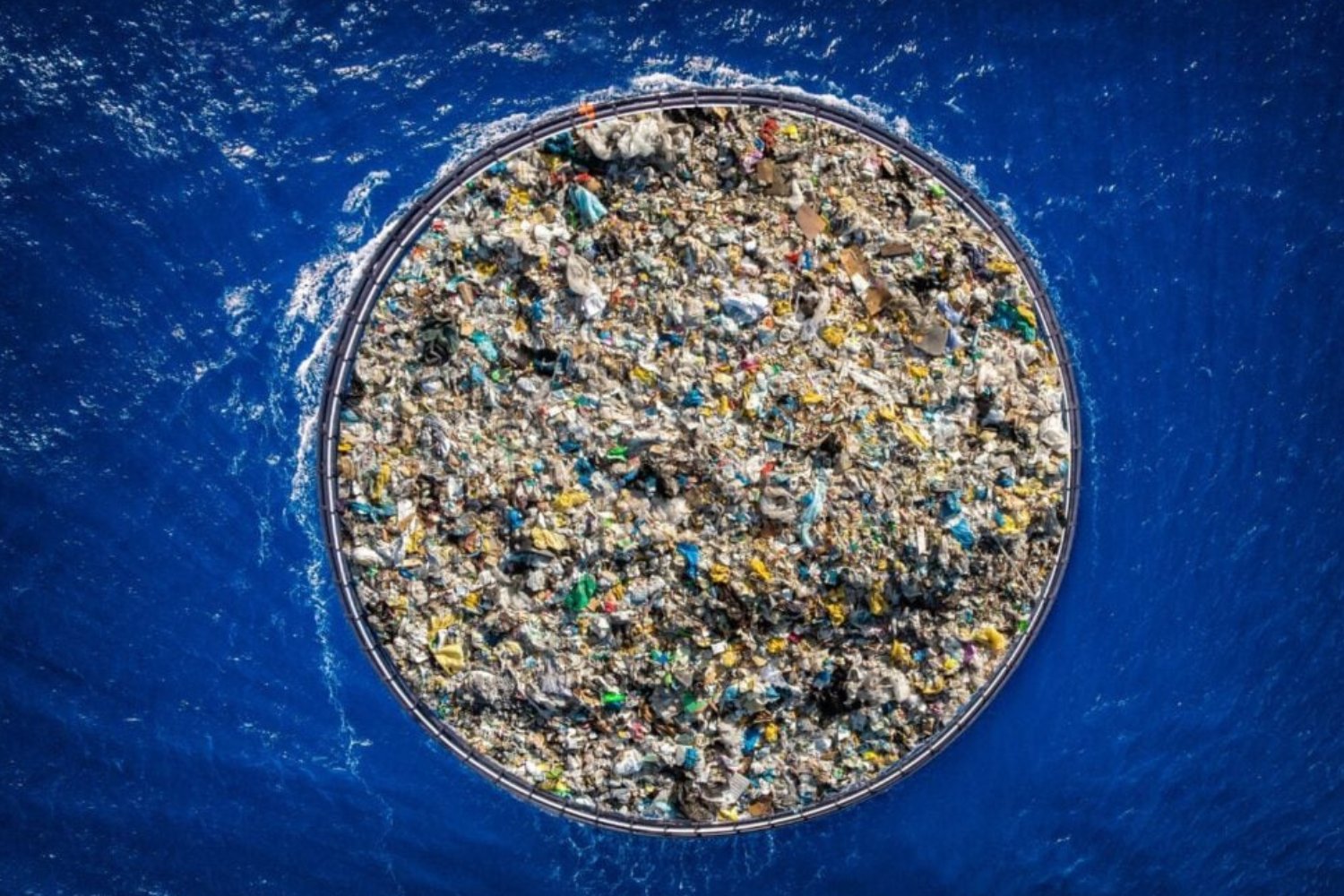Das unsichtbare Monster im Ozean: Wie eine Plastikinsel ohne Gesetz unsere Meere bedroht