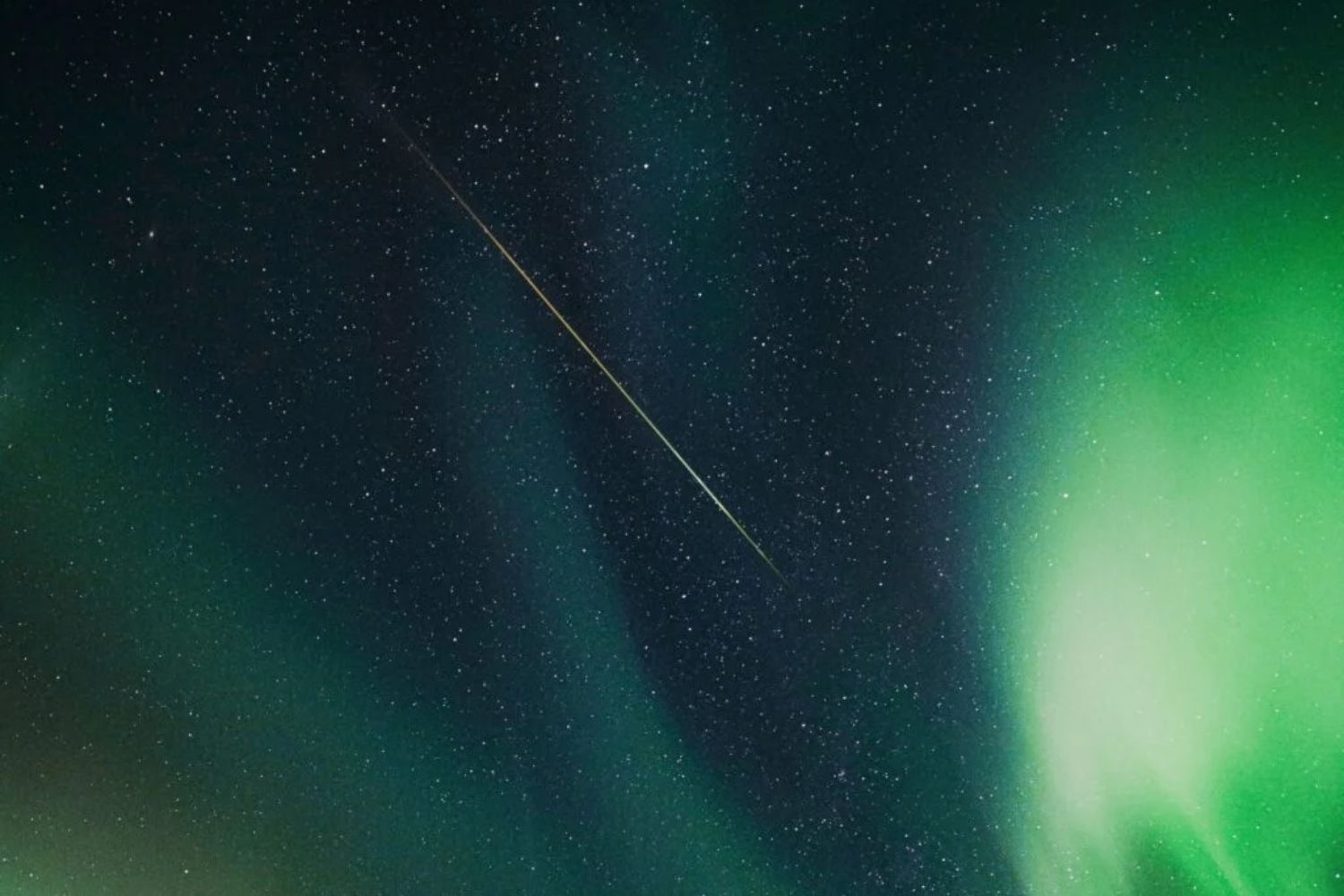Ein weißer Streifen zog über den Himmel – niemand wusste, was es war: Jetzt ist es geklärt